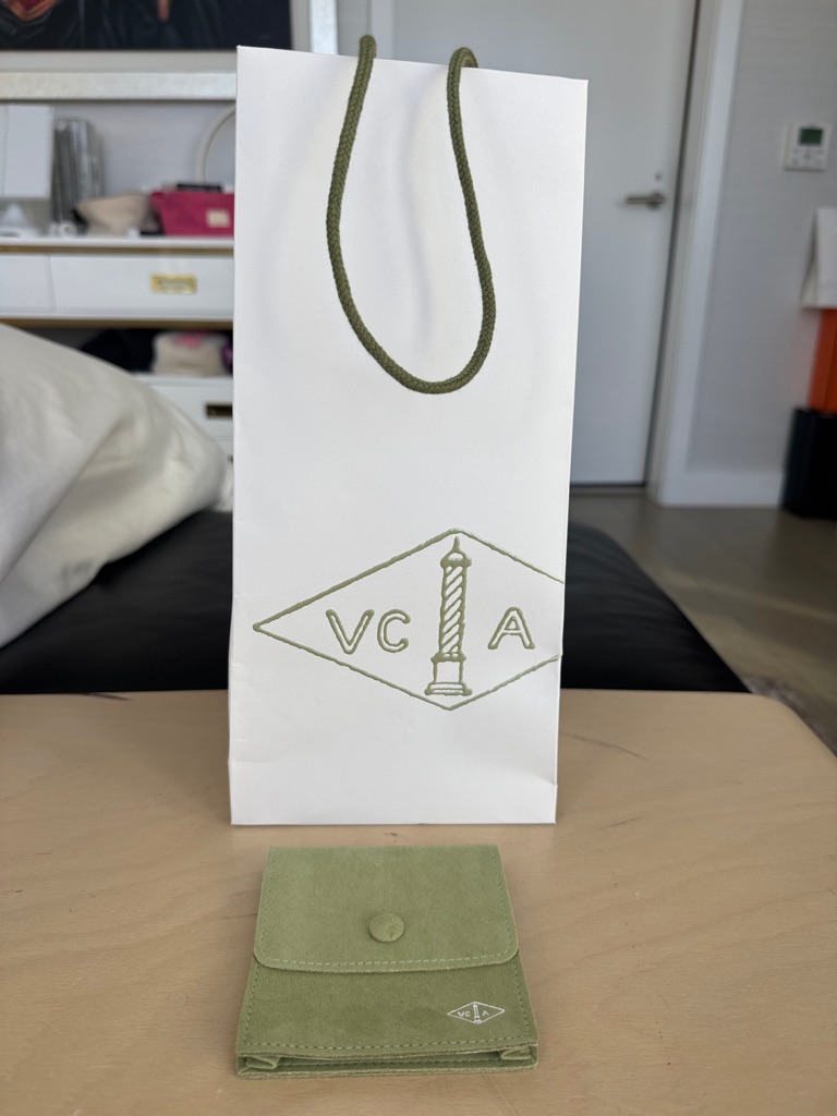 Van Cleef Arpels Jewelry Travel Pouch With White Gift Bag 120$